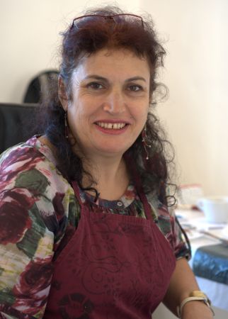 Portraitbild der türkischen Künstlerin Melek Günbey Güler