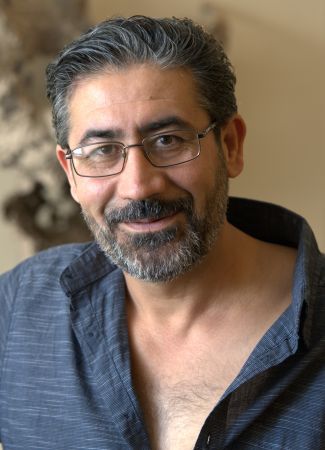Portraitbild des syrischen Künstlers Ramadan Hussien